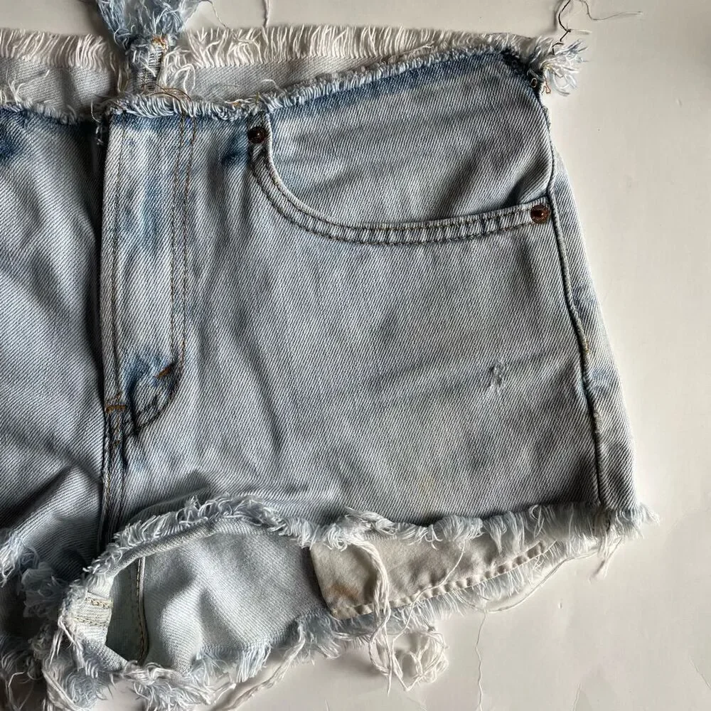 LEVI’S | high rise distressed light denim cut off jean shorts 28